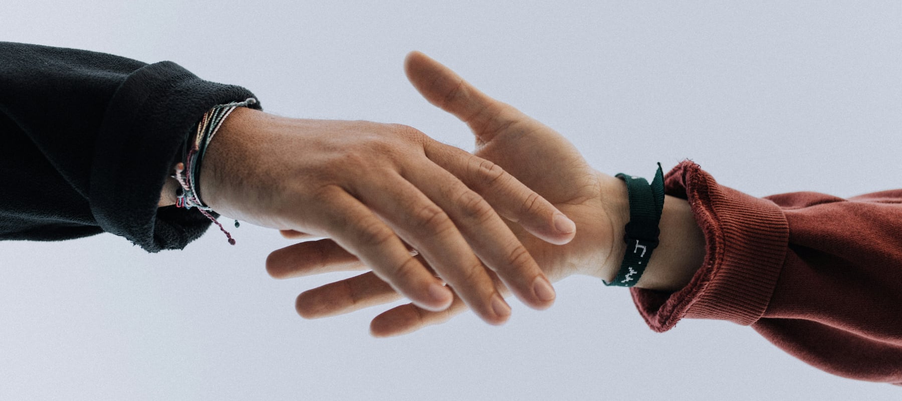 Två händer som tar i varandra