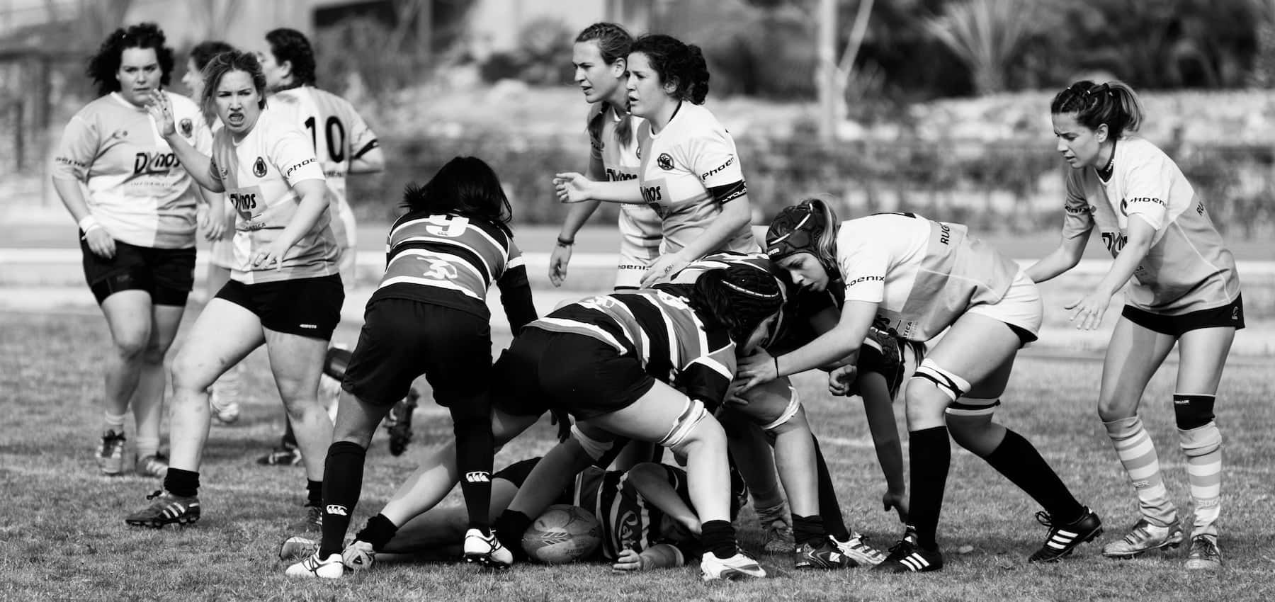 Två rugbylag kämpar om bollen