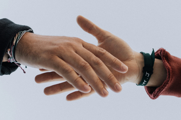 Två händer som tar i varandra