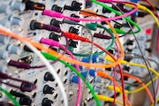 En färgglad samling sladdar på en kopplingspanel