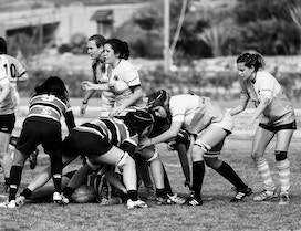 Två rugbylag kämpar om bollen